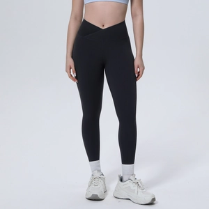 Detail der schwarzen Yoga-Leggings mit V-förmigem Crossover-Design für Fitnessübungen