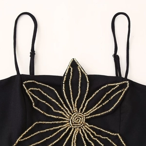 Sexy schwarzes kurzes Camisole mit goldenen Perlenstickereien und dünnen Trägern