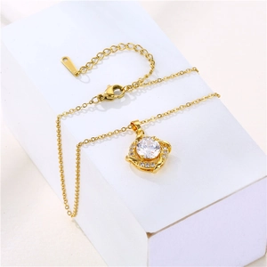 Elegante collana d'oro con ciondolo a cerchio in cristallo e intarsi di zirconi scintillanti