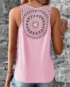 Détail du dos d'un débardeur rose avec broderie mandala ajourée et dentelle chic