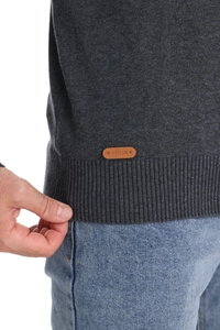 Détail de l'ourlet en maille gris anthracite avec écusson de marque en cuir brun