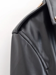 Detailaufnahme der Schulterklappen und Kragennähte einer schwarzen Bikerjacke aus Kunstleder