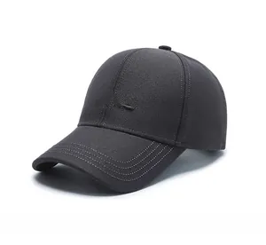 Dettaglio del cappellino grigio antracite con ricamo naros 3D e cuciture sulla visiera