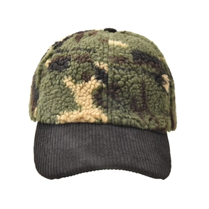 Winter camouflage honkbalpet met fleece bovenkant en zwarte corduroy klep detail