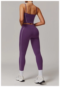 Vue détaillée de l'ensemble de yoga violet montrant le dos nageur et le legging gainant