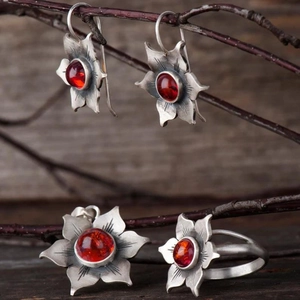Parure bijoux vintage en argent avec pierres rouges sur branche incluant bague et boucles