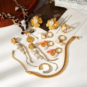 Flachbild von Vintage Gold Perlenohrringen und Schmuck auf weißem Hintergrund