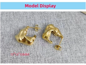 Détail des boucles d'oreilles 18K or géométrie fluide irrégulière, taille 15x19x10mm