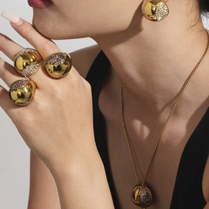 Elegante set di gioielli sferici dorati con zirconi inclusi collana orecchini e anelli
