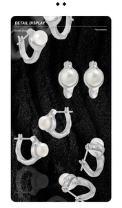 Dettaglio dell'orecchino in argento S925 con perla d'acqua dolce e marchio inciso