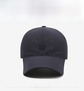Détail de la casquette de baseball en maille bleu marine avec logo bouclier P brodé devant