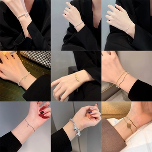 Colección de pulseras minimalistas de perlas doradas y plateadas con varios dijes