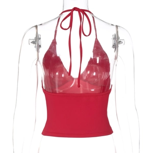 Vue détaillée du haut licou rouge montrant le tissu élastique lisse et le décolleté en V