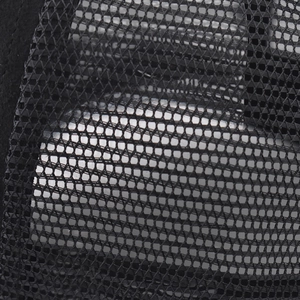Dettaglio macro del tessuto a rete nera traspirante per cappellino da baseball outdoor