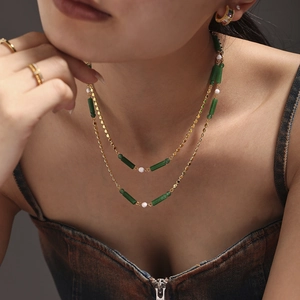 Collier double couche doré avec perles d'aventurine verte et accents blancs