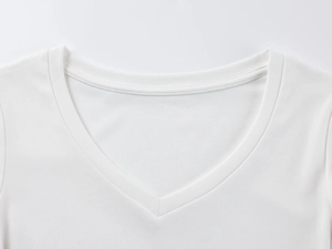 Gros plan détaillé du col en V sur un t-shirt blanc en modal à manches longues
