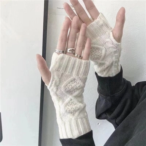 Guantes de punto beige sin dedos con patrón de trenzas, ideales para el invierno