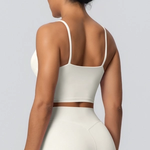 Détail de la brassière de sport blanche à fines bretelles et dos ouvert pour femme