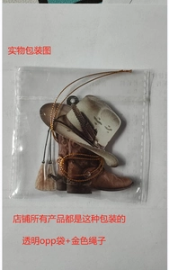 Flacher Acryl-Autoanhänger mit Westernhut und Stiefel inklusive goldener Kordel