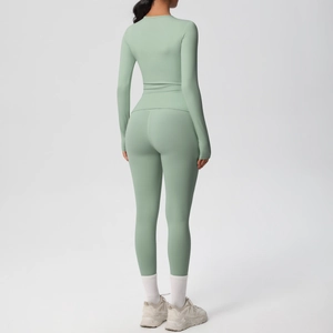 Vista posteriore del set da yoga a maniche lunghe verde menta e leggings sportivi