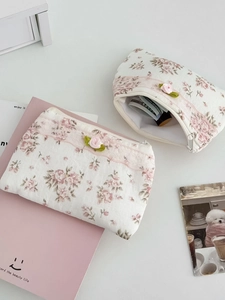 Trousse à maquillage fleurie en coton avec dentelle et petite rose 3D en vue 45 degrés