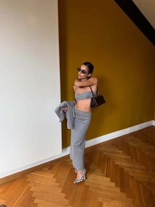 Gros plan détaillé d'un ensemble trois pièces à carreaux avec crop top et jupe longue