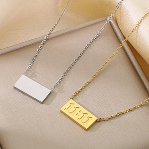 Collier avec pendentif cœur carré en acier inoxydable plaqué or 18 carats et gravure 11:11