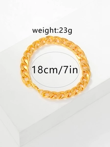 Detail of golden link bracelet weighing 23g and measuring 18cm or 7in length