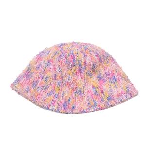 Dettaglio del cappello bucket in maglia arcobaleno con trama di filato misto