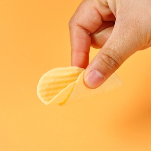 Accessoire de chips ondulées en PVC réaliste tenu à la main pour décorations créatives