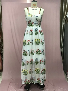 Detail der bunten Blumenstickerei auf dem weißen Mesh-ärmellosen Sommer-Maxikleid