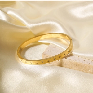 Dettaglio del bracciale placcato oro 18K con incisioni a stella e cristalli rotondi