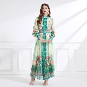 Maxikleid aus Chiffon mit Blumenmuster, Rüschen, Hemdkragen und Gürtel in Grün