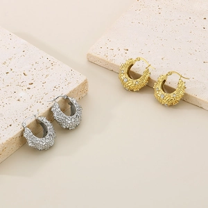 Détails de boucles d'oreilles en U tressées dorées et argentées avec cristaux brillants