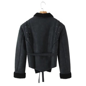 Giacca in shearling nero da donna con schienale stringato e dettagli del collo in peluche
