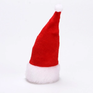 Vue détaillée du mini bonnet de Noël en velours rouge pour décoration de table chic