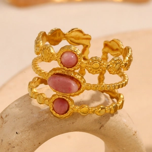 Dreilagiger, 18 Karat vergoldeter Edelstahlring mit rosa Steinen auf einem Steinsockel