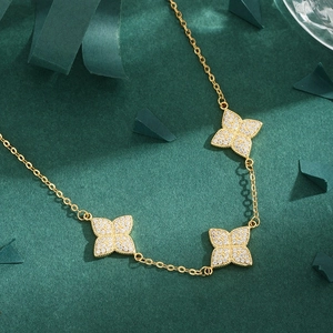 Luxury Gold Plated Three Flower Four-Leaf Clover Pendant Necklace For Women Full Pavé Rhinestone Inlaid O-Chain Fashion Jewelry
