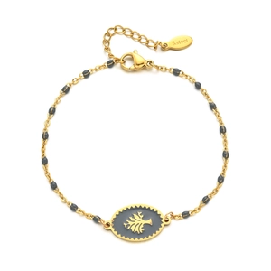 Dettaglio del bracciale in acciaio inossidabile dorato con albero della vita e perline