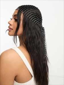 Détail du foulard en résille noire orné de strass brillants et d'un ruban long élégant