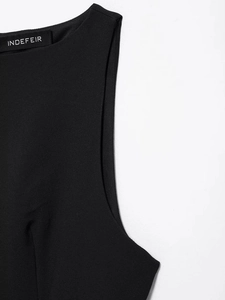 Détail d'une robe noire sans manches avec décolleté lisse et coutures de haute précision
