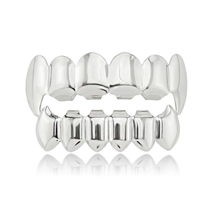 Ensemble grillz hip hop plaqué argent avec crocs sur fond blanc avec reflet miroir poli
