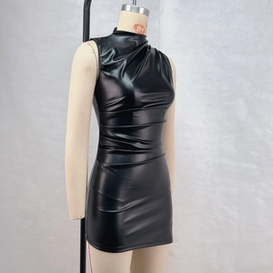 Détail d'une robe moulante en cuir PU noir froncé avec col montant et fini brillant
