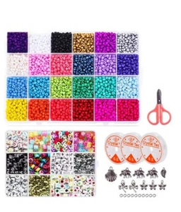 Dettaglio kit gioielli fai-da-te con 24 colori di perline, ciondoli e filo elastico 0,8mm