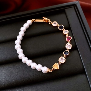 Bracelet en perles plaqué or 18 carats avec breloques cœur colorées sur cuir noir