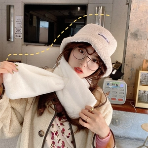 Détail d'un ensemble hiver en peluche blanc cassé avec bonnet et écharpe en fausse fourrure
