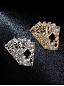 Détail d'une broche poker quinte flush royale ornée de strass brillants en or et argent