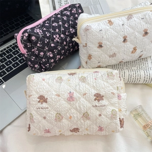 Detailaufnahme der gesteppten Kosmetiktaschen mit Blumenmuster und Tierprint-Design