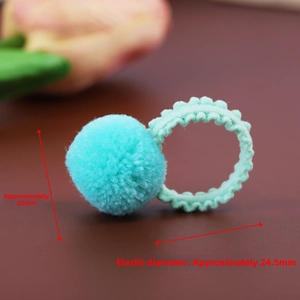Gros plan d'un chouchou en peluche vert menthe avec dimensions de l'élastique en mm