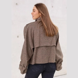 Short plaid wool coat for women with classic houndstooth pattern and back york detail